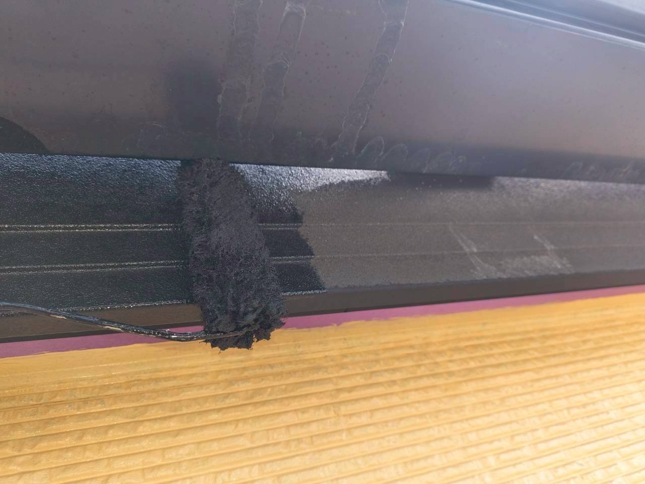 色褪せた破風板を黒い塗料で塗り替え中